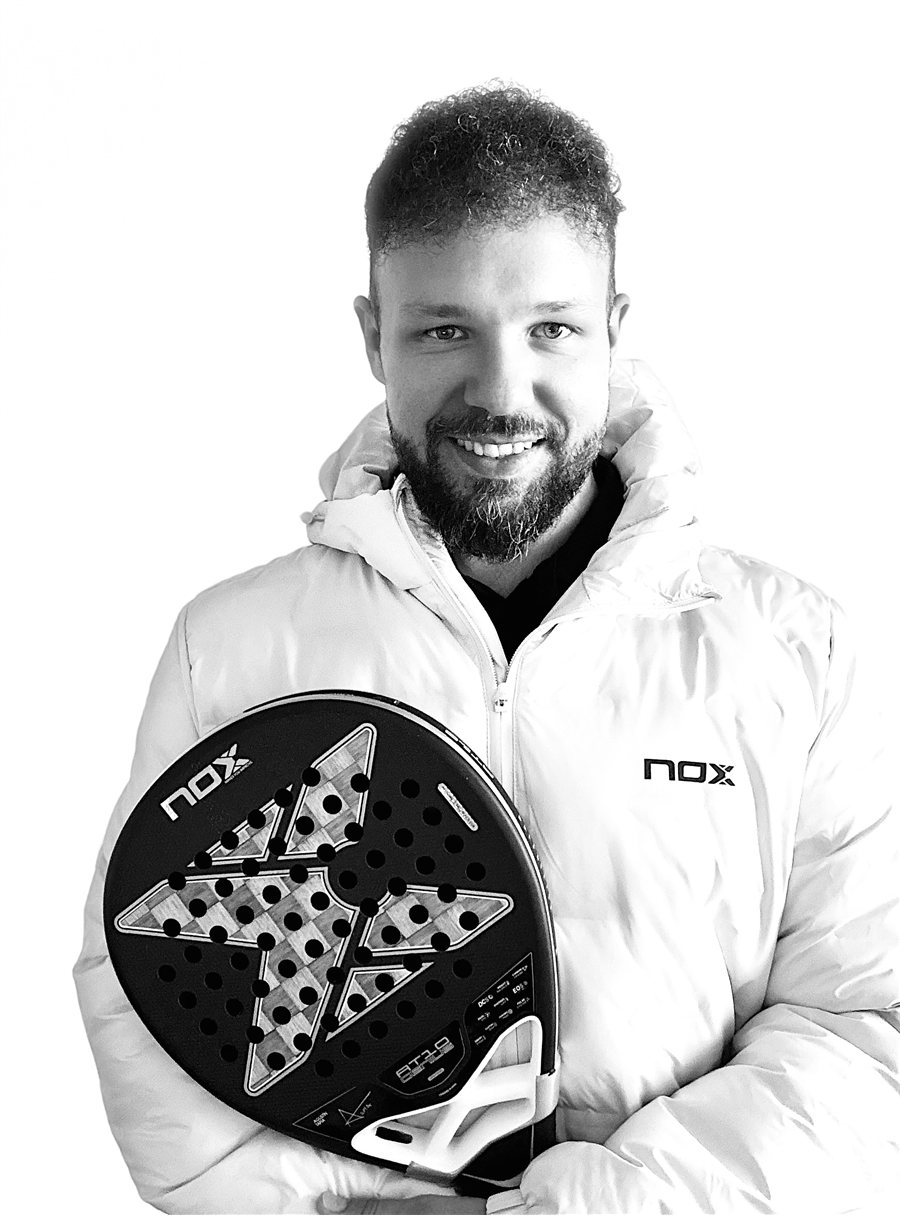 Felix Gutsmann, Padel-Trainer, mit NOX-Schläger